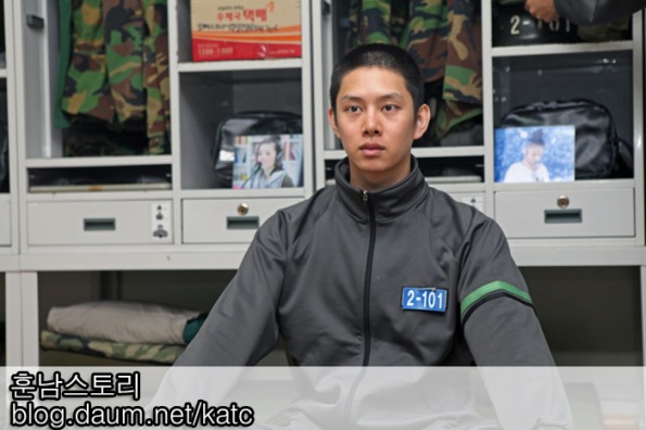 هل عرفتم لماذا يضع كيم هيتشول صور سوهي  معه في  غرفته الخاصة في الجيش Img0370hb